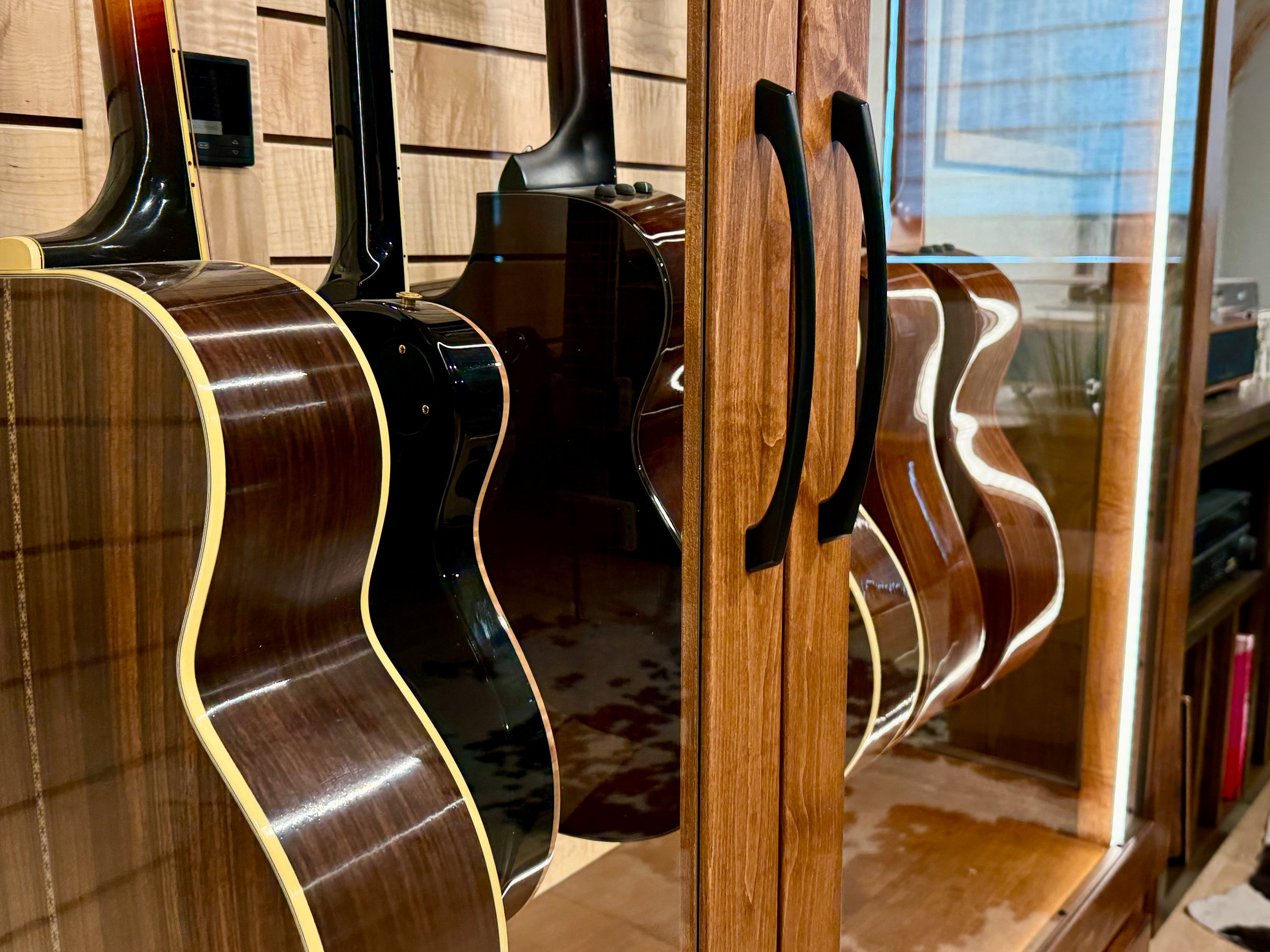 ClimaCab Grand+ | Maple with Boston Stain and Natural Flame Maple Accents