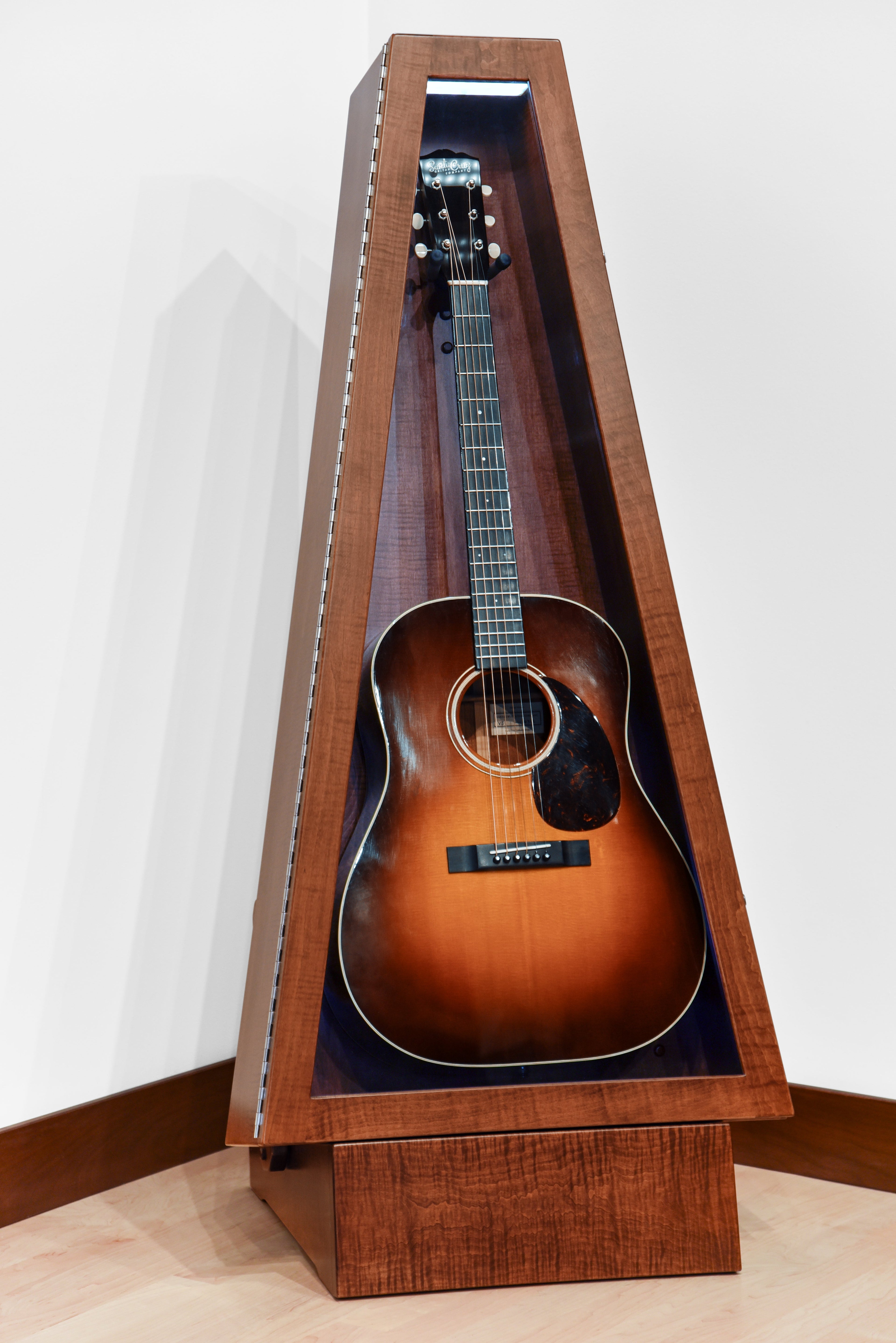 ClimaStand Triangle Humidor with Base - Flame maple with Acres Stain